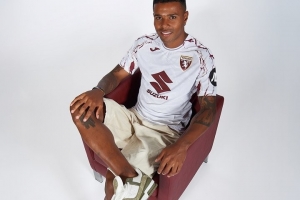 迪马:卡利亚里正与都灵谈中场安乔林,他可能很快再次更换球队