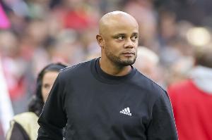 孔帕尼:莱默尔的小腿有些不适 我们也要学其他球队利用好定位球