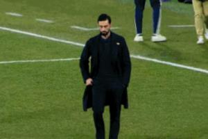 难以置信!阿韦洛亚脸色铁青双手插袋,阿尔瓦塞特众将疯狂庆祝