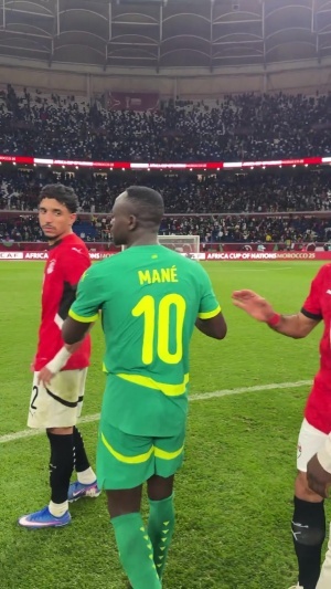 昔日红军队友+国家队宿命死敌！马内赛后主动找萨拉赫握手拥抱