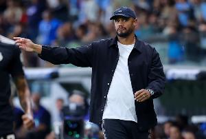 图片报：卡尔集合时迟到，孔帕尼也迟到导致大巴推迟8分钟发车