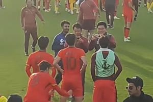 太逗了!王钰栋拍合影,拜合拉木趁机扒裤子,王钰栋回头看错方向