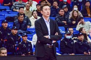 媒体人：易立在征战北京客场期间组织全队聚餐 团建提升了凝聚力