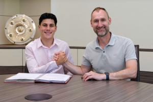 图片报:18岁小将查韦斯收到多份租借报价,但他倾向于留在拜仁