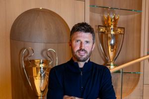 8点不到就来了!卡里克执教曼联首日日程:7点51分抵达,中午训练