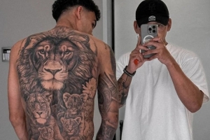 耗时50小时!迪亚斯后背纹身狮子一家,利物浦时期就动工还没完成
