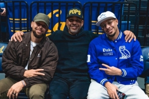 人逢喜事精神爽!库里兄弟和老爹一同观看杜克大学比赛!