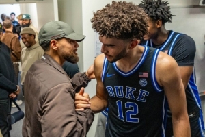 库里父子探访杜克男篮更衣室！斯蒂芬与热门秀卡梅隆·布泽尔同框