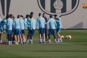 入队仪式!巴萨球员训练之前欢迎坎塞洛