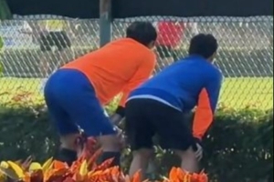 调皮了泰山训练结束后,王大雷“偷看”西海岸训练