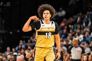 进攻高效!凯肖恩·乔治15中9拿到23分5板4助1断 第三节12分