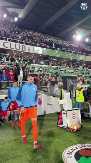 Respect!桑坦德竞技为巴萨列队致敬,红蓝众将击掌握手回应