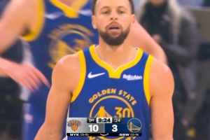 挨喷吧!库里左手背传回场失误 后紧接着又来一个传球出界