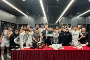 王导生日快乐！同曦全队赛后为主教练王世龙庆生！