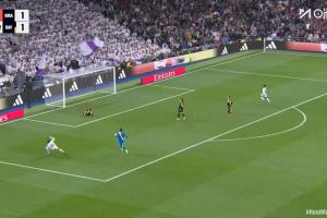 差之毫厘!姆巴佩人球分过过掉门将,左脚打空门击中横梁!