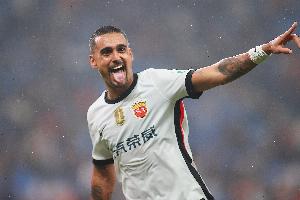 沪媒：莱昂纳多膝盖出现伤病，海港不排除引进一名备用外援前锋