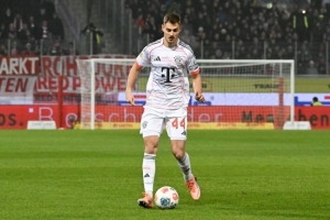 记者：斯坦尼西奇训练中与塔抢球后感到左膝疼痛，并离开了训练场