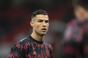 记者：曼联高层人士已明确表示，今夏不考虑签回C罗