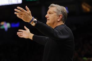 芬奇:小贾伦·杰克逊很难防守 我们一换防他就低位惩罚错位