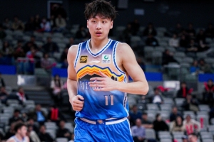 看球来了?齐麟错失空位绝杀三分 6投全铁一分未得&有2失误3犯规