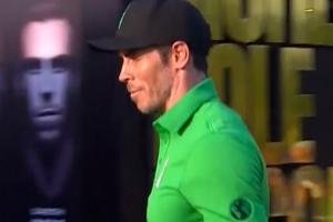 贝尔参加高尔夫比赛,一杆进洞可获1000万刀,但直接打上看台