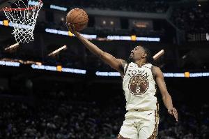 为了拿分拼了！梅尔顿借掩护杀入内线迎着博纳舍身上篮压哨命中