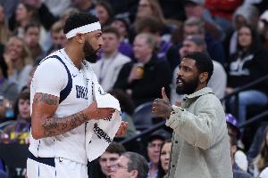 马丁：欧文和浓眉都心系球队 我们这支球队的氛围真的很棒