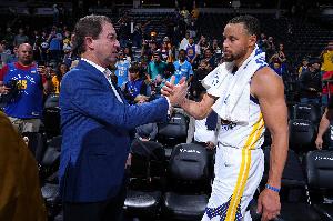 名记：勇士把库里外的所有资产都放上了桌 雄鹿还没给答复