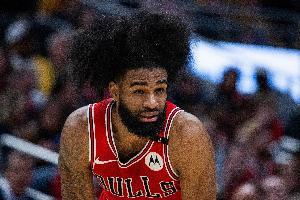 名记:公牛想续约西蒙斯和艾维 怀特和道苏姆截止日离队已成必然