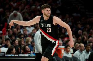 上来就有！克林根开场就在弧顶命中三分球