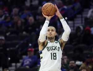 难得！库兹马带队火力全开 雄鹿首节领先公牛15分