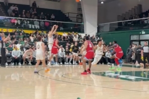 今天状态真不错啊！王俊杰绕掩护接球三分再中 已经得分上双