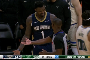 接连犯规！锡安关键一攻运球脱手后撞倒科菲再度被吹进攻犯规