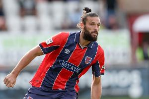 电讯报：卡罗尔违反禁令接触前妻面临审判，他拄拐去法院拒绝认罪