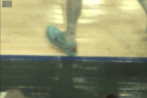 雄鹿底角三分准绝杀!但特纳疑似踩线!裁判回看半天三分取消啦!