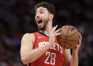 效率不算高！申京半场8中3拿到8分7板2助2断