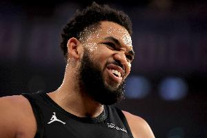 危险了！阿努诺比三分不中 唐斯篮板球推人领到个人第六犯