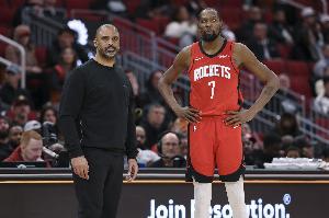 乌度卡：对手的策略一直是贴防KD 需要设置掩护&他自己也得动起来