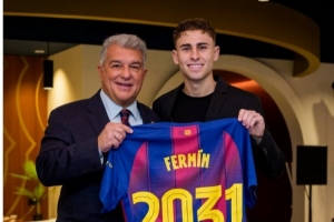 续约完成!巴萨官推晒费尔明与拉波尔塔合照,手持2031号码球衣