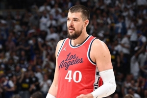 解说：快船用祖巴茨换这么多筹码肯定是赚的 但新后场防守没眼看