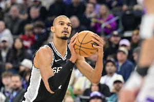 2米24的后卫怎么防？文班三分线外大幅变向 晃开加福德转身跳投