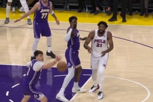 很坚决！双方拼抢出界给湖人球 76人挑战成功拿回球权