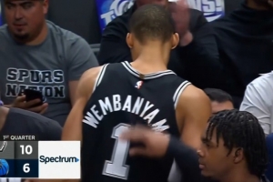 手感很炸！文班开场三分三连击包揽球队前10分 其他人8中0