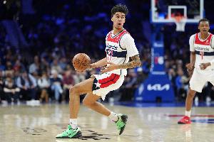 持续发力！莱利转身迎着防守强投命中 已砍20分创个人生涯新高