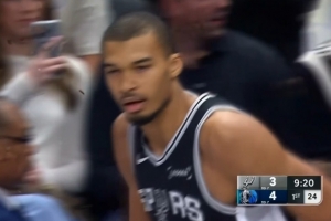 裁判很严格！文班潇洒背运过掉弗拉格 顶开马丁打进被吹进攻犯规