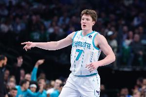 不止会三分！克尼佩尔上半场10中6&两分7中5 砍下13分4板2助