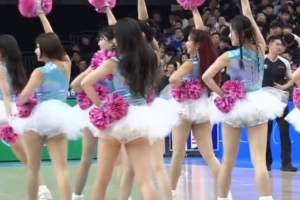 动感十足！媒体人晒北京男篮主场啦啦队的舞蹈表演视频