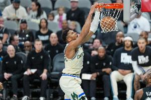 美记：雄鹿愿接手底薪合同以换选秀资产 他们仍希望为字母找帮手