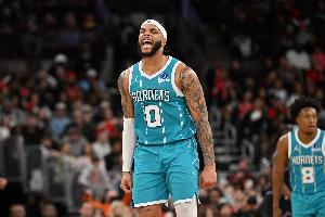 火力压制！黄蜂外线开炮连中三分 轰出8-0攻击波打停火箭