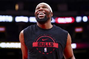 人挪活！亚布塞莱公牛首秀半场6中4拿到10分5板 三分3中2